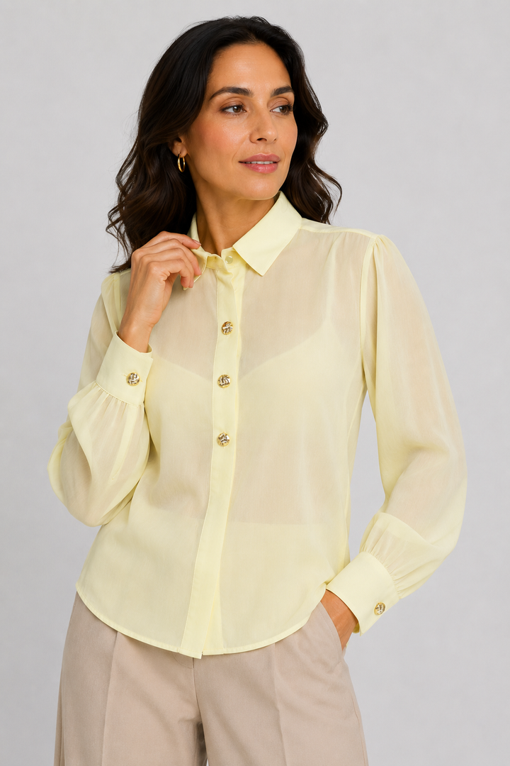 Blusa con botones decorativos