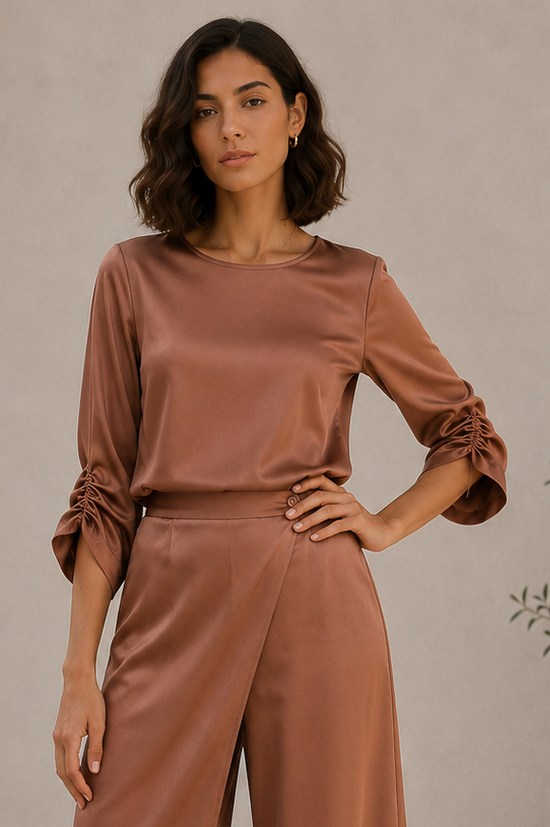 Blusa satín con manga recogida