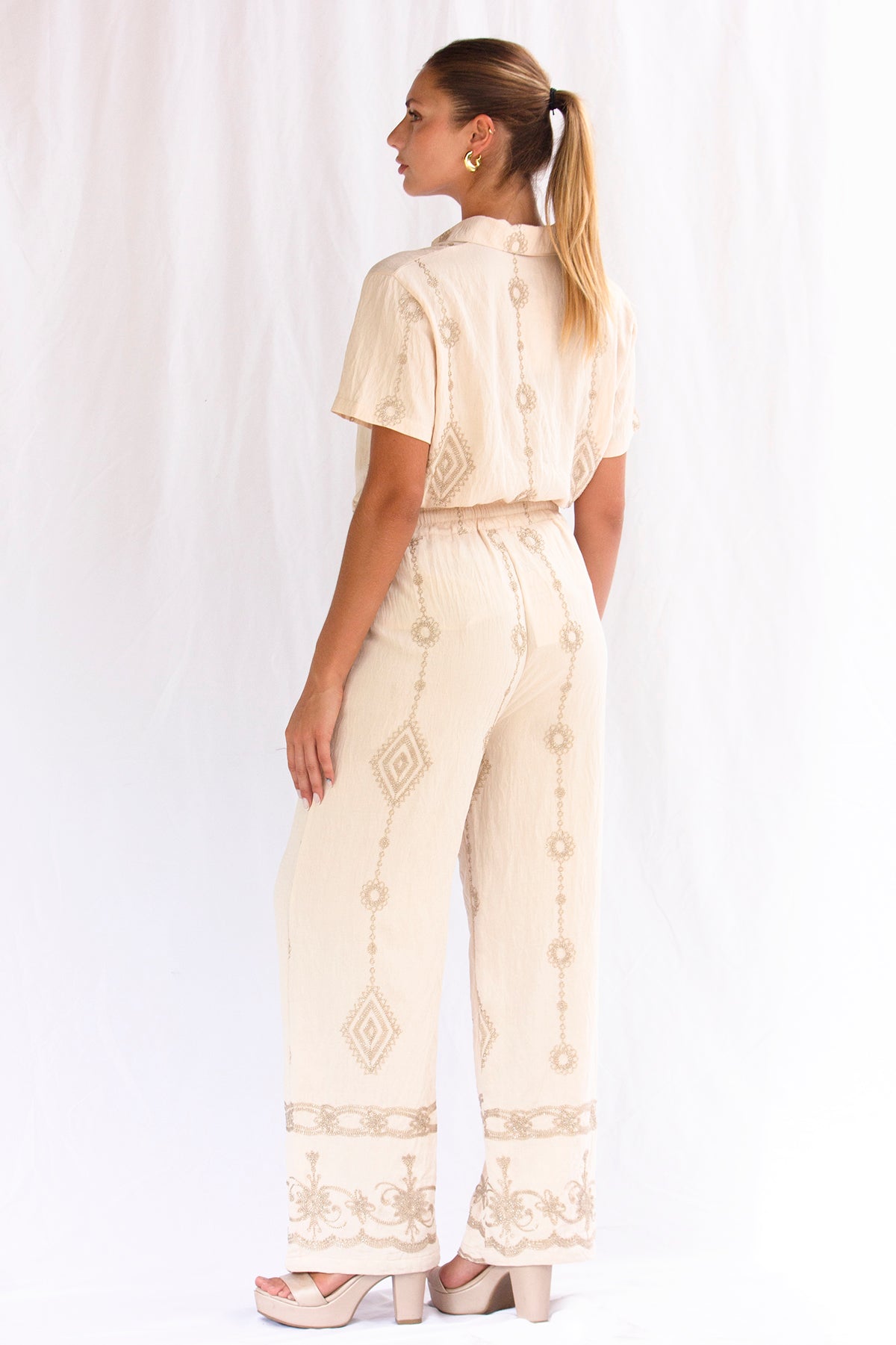 Pantalón con bordado