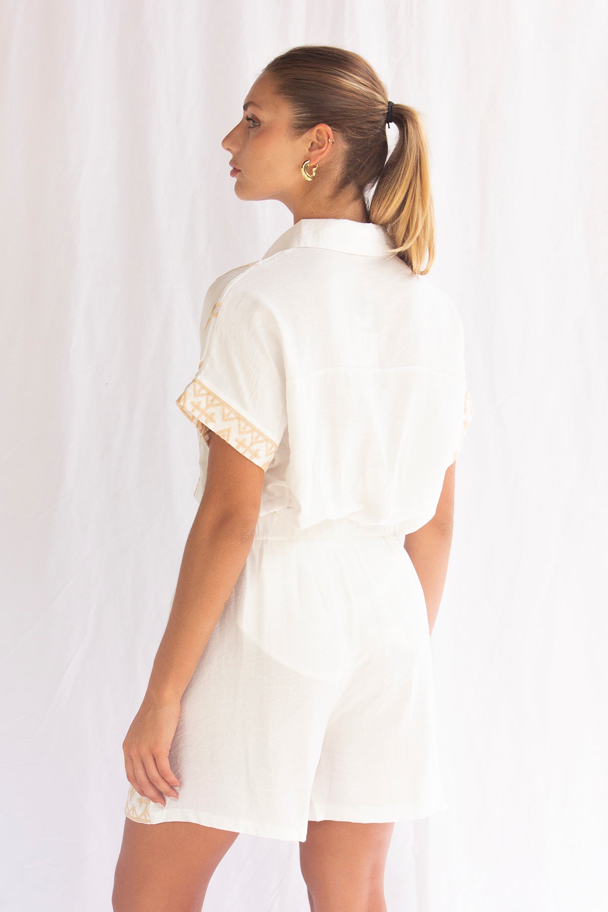 Short algodón con bordados