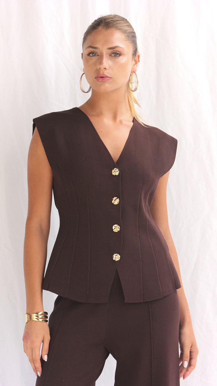 Chaleco con botones dorados