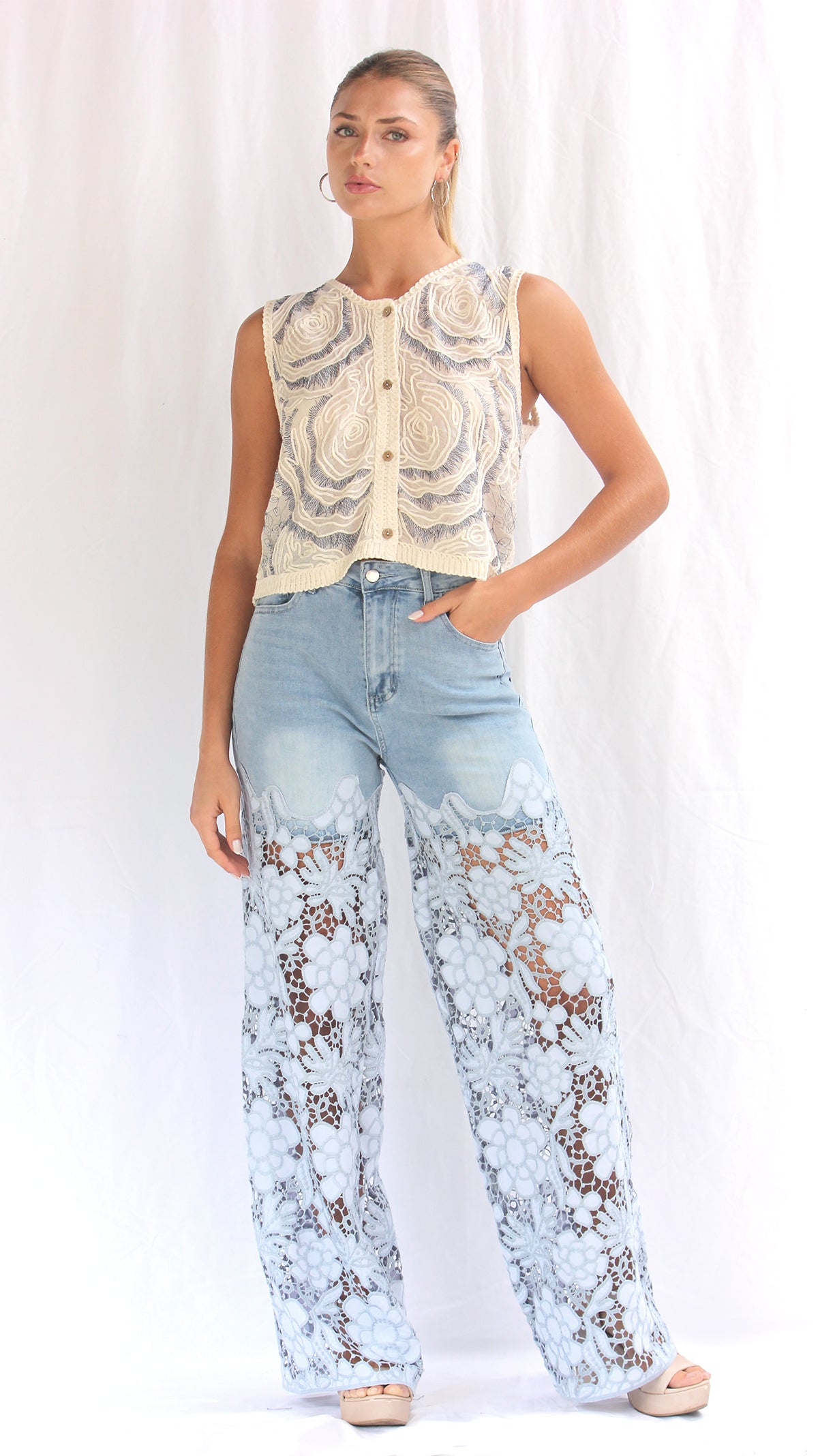 Top con bordado y botones