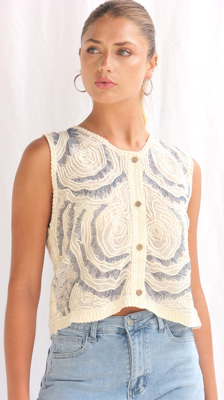 Top con bordado y botones