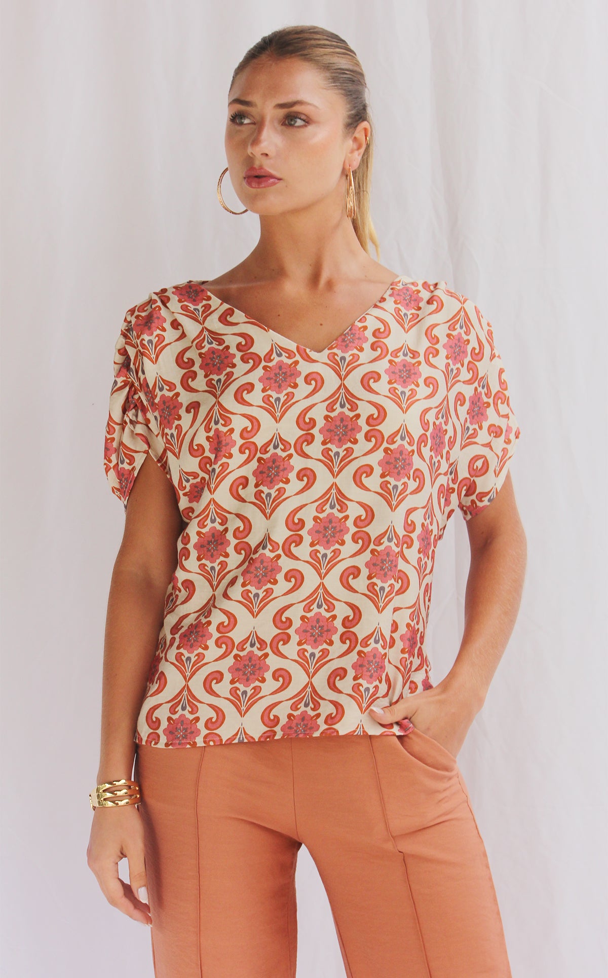 Blusa print con recogido en hombro