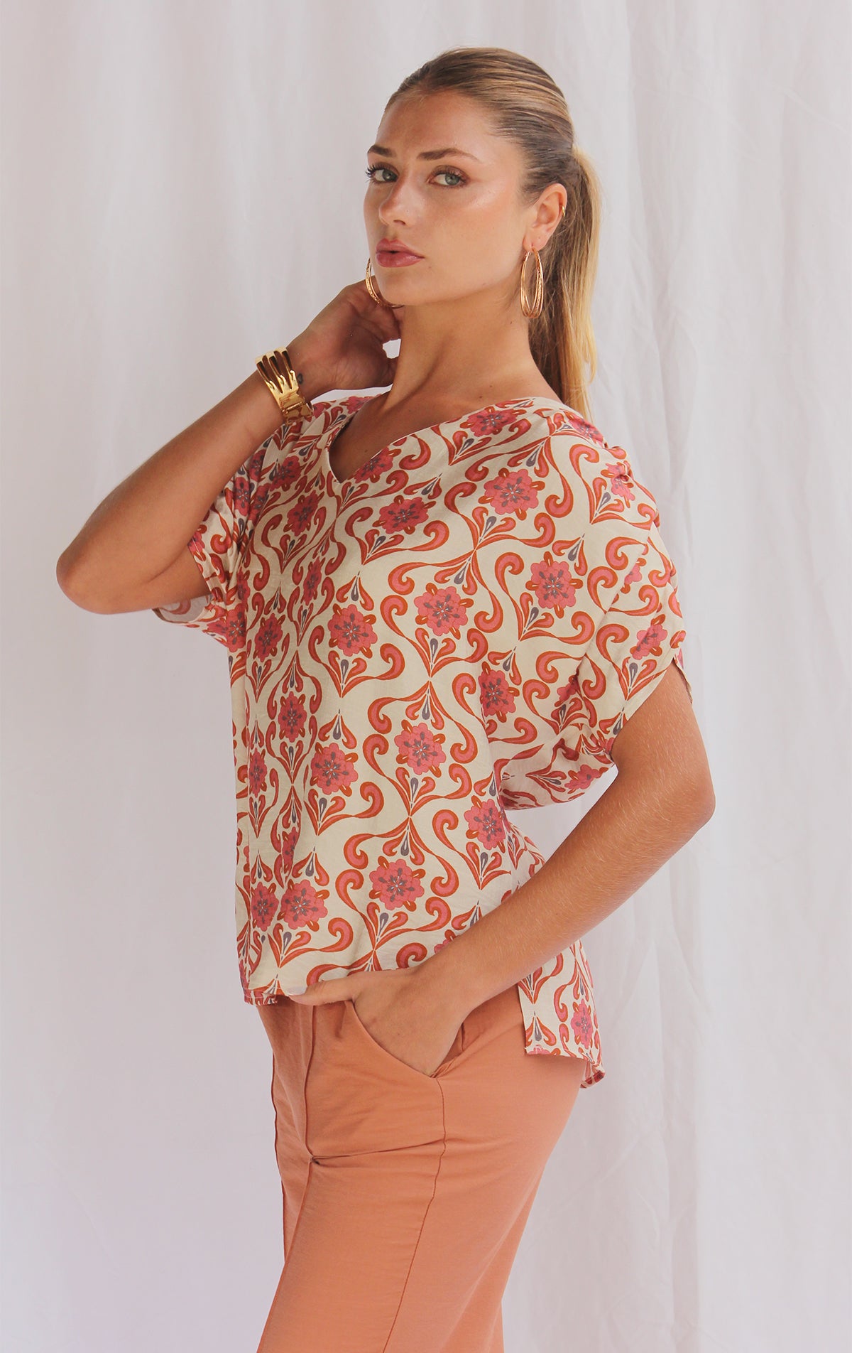 Blusa print con recogido en hombro
