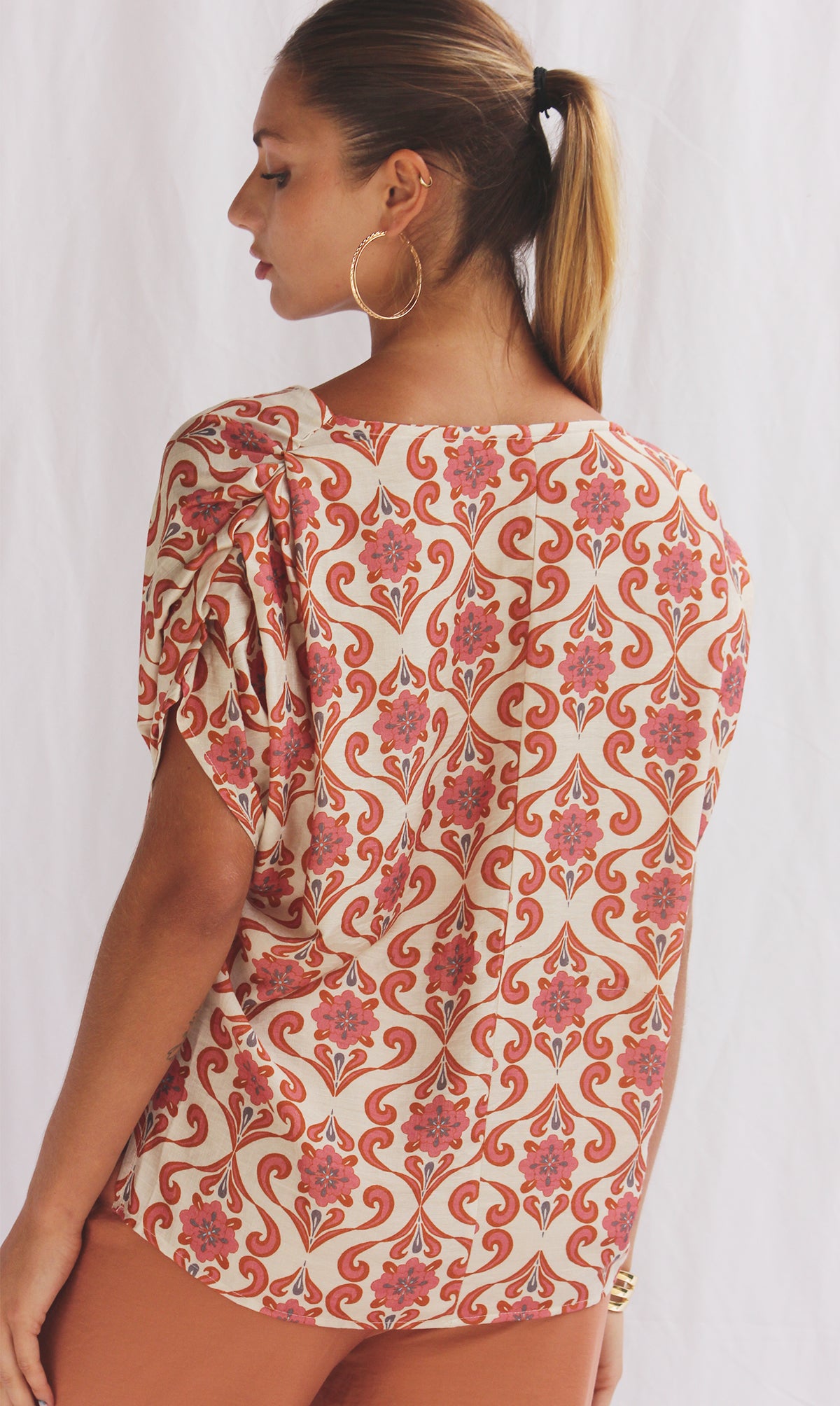 Blusa print con recogido en hombro