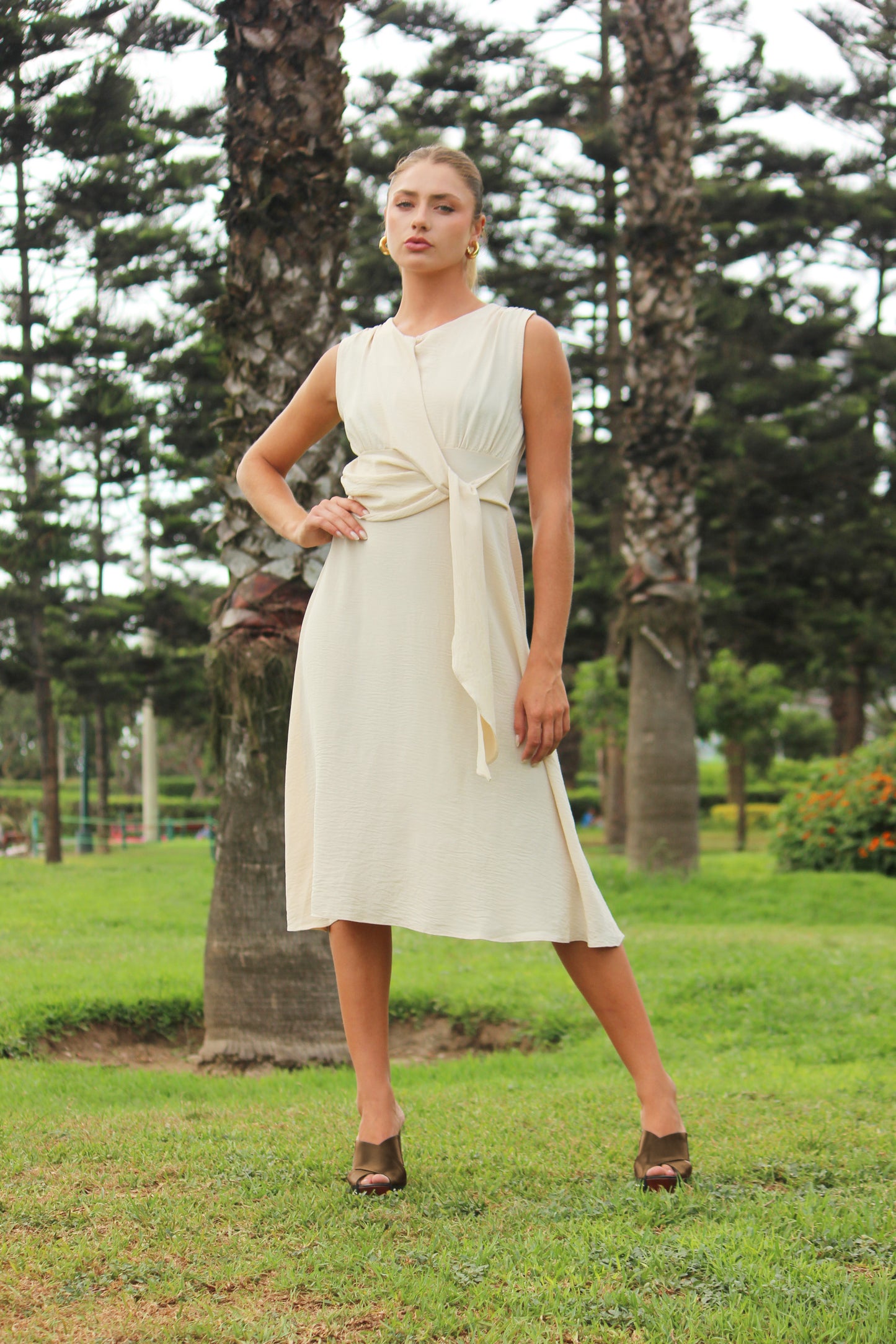 Vestido corto con lazo cruzado