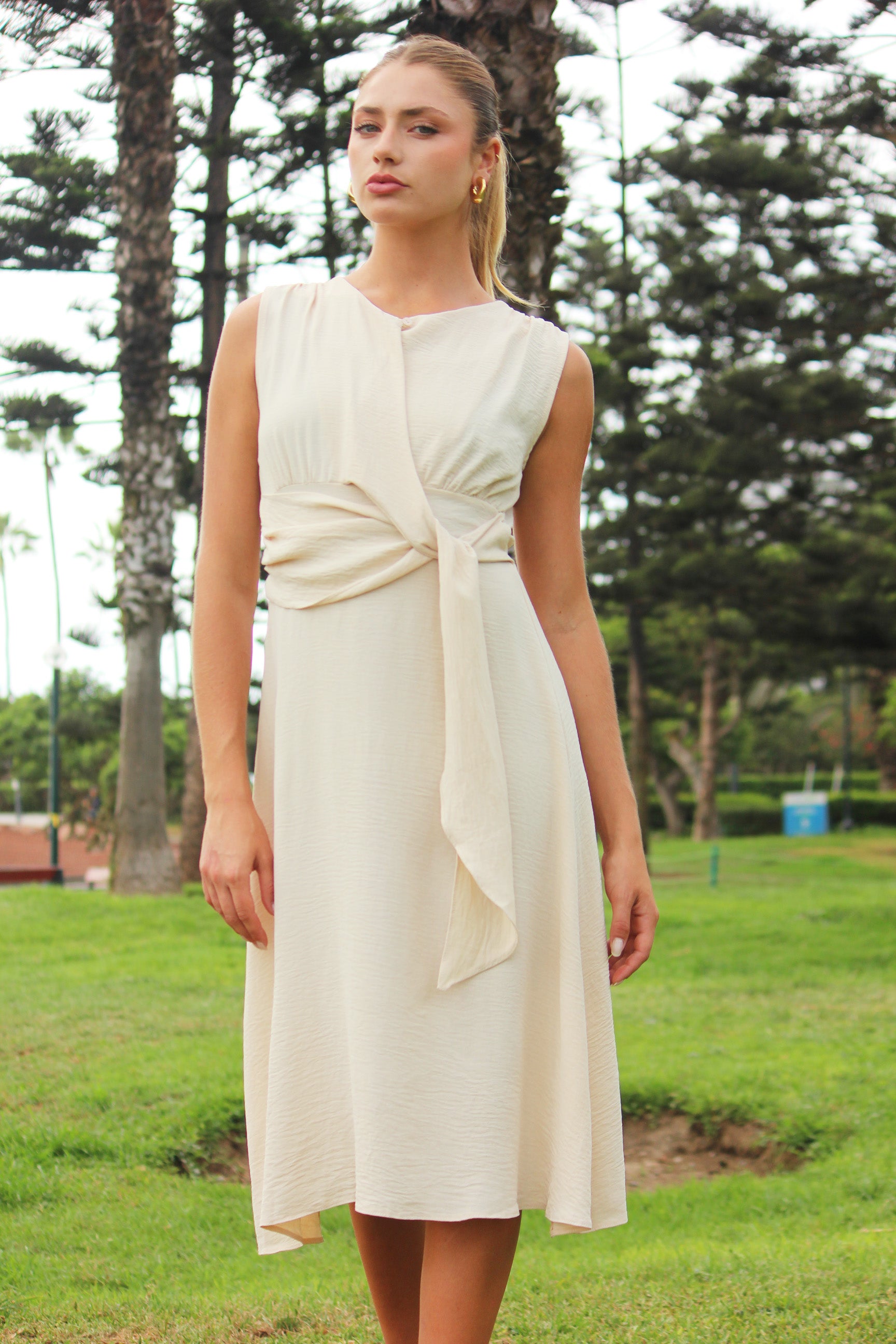 Vestido corto con lazo cruzado