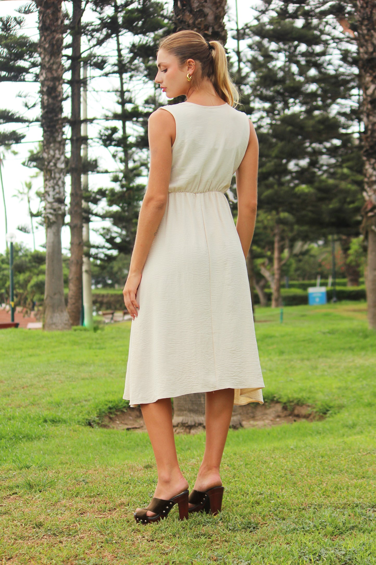 Vestido corto con lazo cruzado