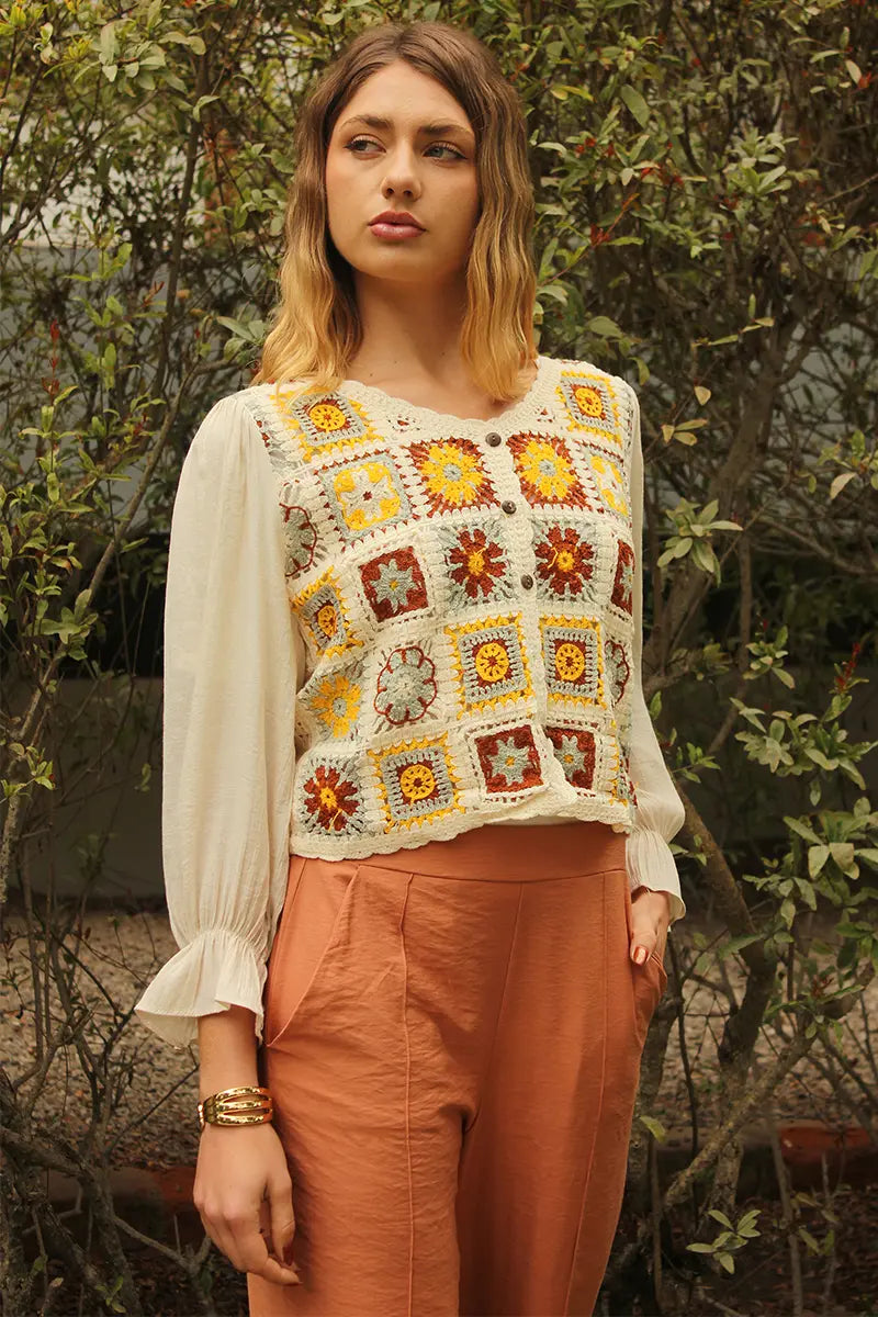 Blusa con tejido floreado